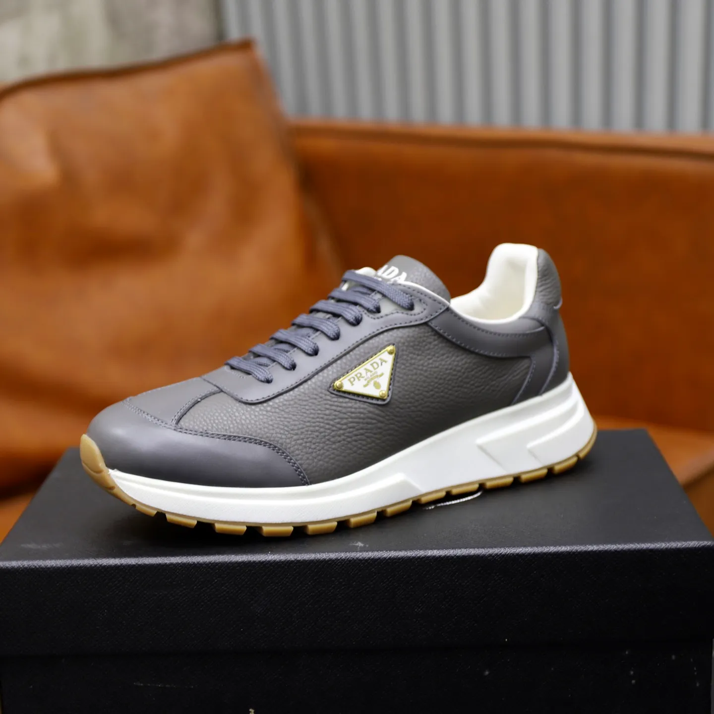 Factory price: 760💰Top original order Brand: PRADA (Prada) Standard code: Men's size 38/44 (45 can be customized) Grade: Same as the official website Material: Original cowhide stitching imported cowhide lining Original combination two-color wear-resistant soft outsole Style category: Leisure and sports version Young fashion European and American trend British style Color: Real picture color